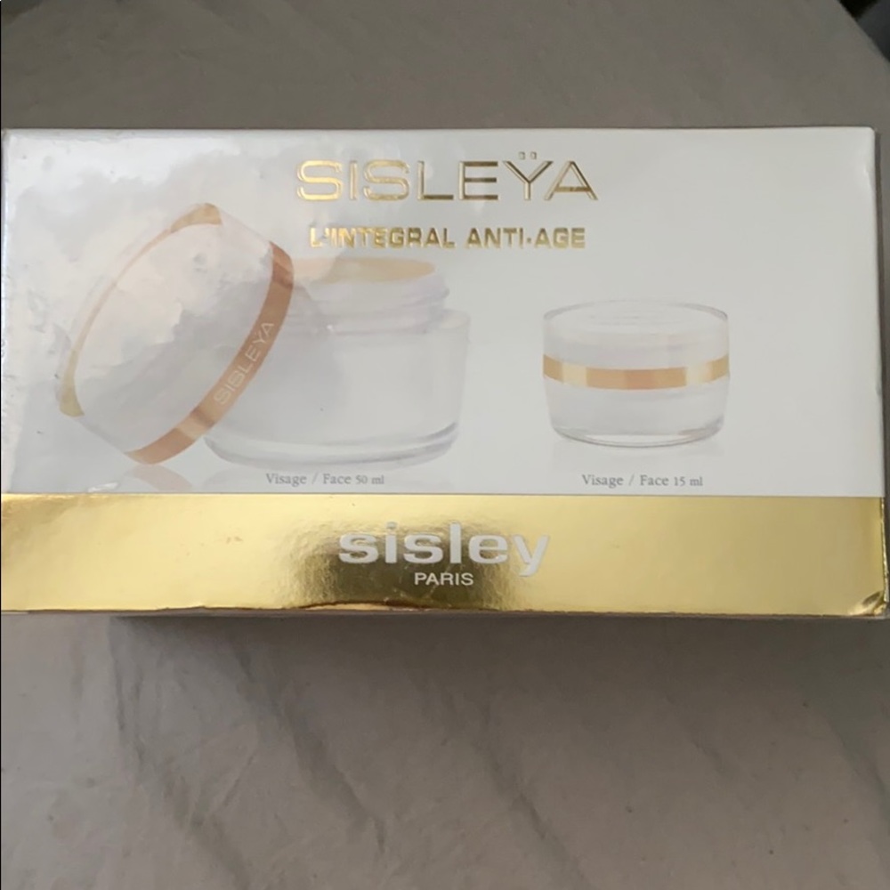 Sisleya L'Integral Anti Age Two Piece Set